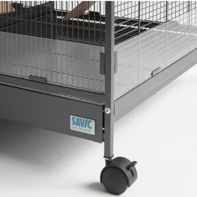 Savic Käfig mit Metall-Gitterwänden, Plexiglas-Schutz und Rollen für einfache Bewegung.