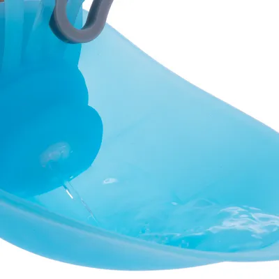 Nahaufnahme eines blauen Wasserspenders mit Wasserstrahl, geeignet für Haustiere.