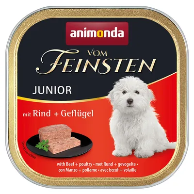 animonda Vom Feinsten Junior hondenvoer, met rund en gevogelte. Afbeelding van natvoer op een bord en een witte puppy. Tekst in meerdere talen zichtbaar.