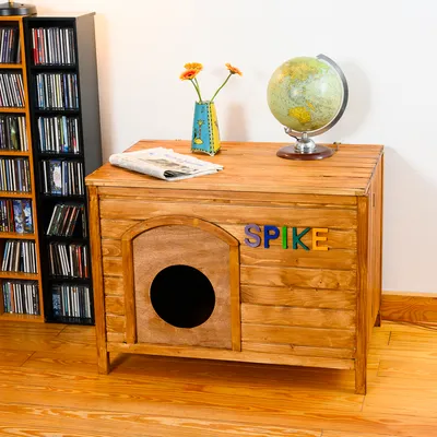Niche en bois avec ouverture ronde, nom SPIKE en lettres colorées sur le devant. Objet décoratif, globe terrestre et vase à fleurs posés dessus.
