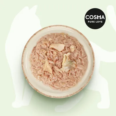 Schale mit zerkleinertem Hühnerfleisch, Logo 'Cosma Pure Love' sichtbar.