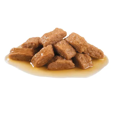 Късове консервирана храна в сос, подредени на бял фон. Не се виждат марка или опаковка.