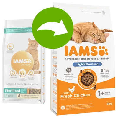 Dvě balení IAMS pro kočky, nápisy: Light/Sterilised, 84 % Animal Protein, With Fresh Chicken, 1+ Years, 3 kg. Zelená šipka naznačuje změnu obalu.
