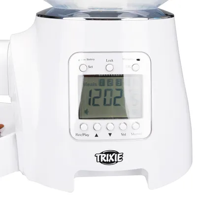 Trixie automat na krmivo s digitálním displejem, zobrazuje čas a počet jídel. Viditelné ovládací prvky pro nastavení, nahrávání a hlasitost.