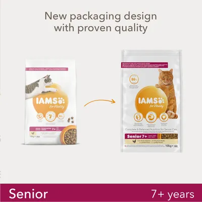 IAMS for Vitality Senior 7+ kissanruoan vanha ja uusi pakkaus, molemmissa näkyy tuotteen nimi, senior-merkintä ja 10 kg. Uusi pakkaus oikealla, oranssi kissa kuvassa.