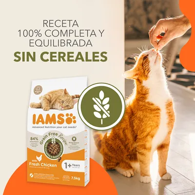 Texto: Receta 100% completa y equilibrada sin cereales. IAMS con pollo fresco, para gatos adultos, 7,5 kg. Icono sin cereales visible en el envase.