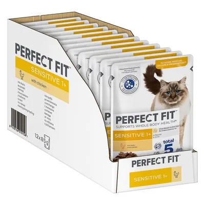 Perfect Fit Sensitive 1+ kattenvoer met kip, 12 zakjes van 85 g. Verpakking toont kat en tekst: 'Supports whole body health', 'total 5', geen kunstmatige kleur- of smaakstoffen.