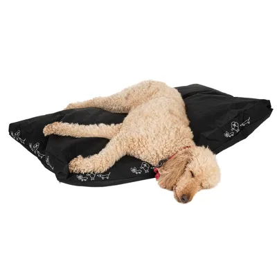 Hund ligger på sort pude med hvide dyremotiver. Produktet viser brug af en kæledyrspude.