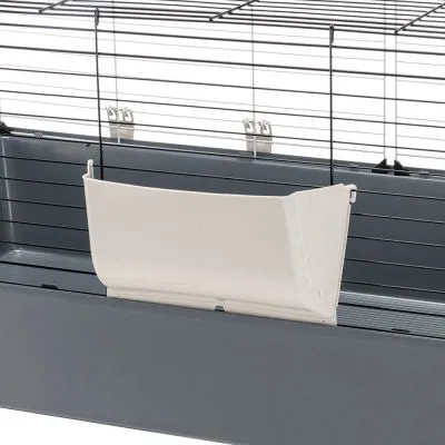 Mangiatoia in plastica bianca agganciata a una gabbia con sbarre metalliche nere e base grigia, vista ravvicinata del contenitore interno.