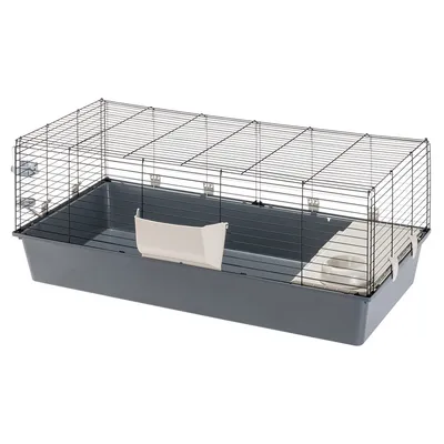 Kleintierkäfig mit Metall-Gitterwänden, grauer Kunststoffwanne, weissem Futternapf und Heuraufe. Geeignet für Innenhaltung.