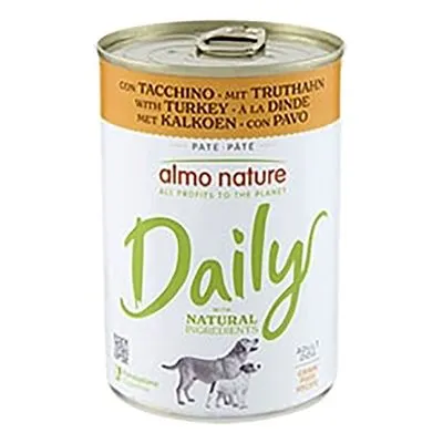 Blik hondenvoer almo nature Daily met kalkoen, tekst: 'met natuurlijke ingrediënten', afbeelding van twee honden op het etiket. Meertalige productinformatie zichtbaar.