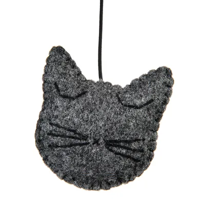 Jouet suspendu en feutre gris en forme de tête de chat avec broderies noires pour les yeux et les moustaches, cordelette noire visible en haut.