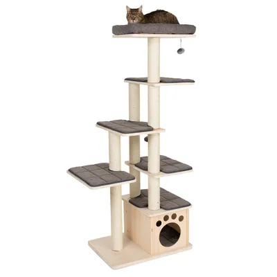 Kratzbaum aus Holz mit mehreren Ebenen, Sisalstämmen, gepolsterten Liegeflächen und Höhle. Oben liegende Katze, hängendes Spielzeug sichtbar.