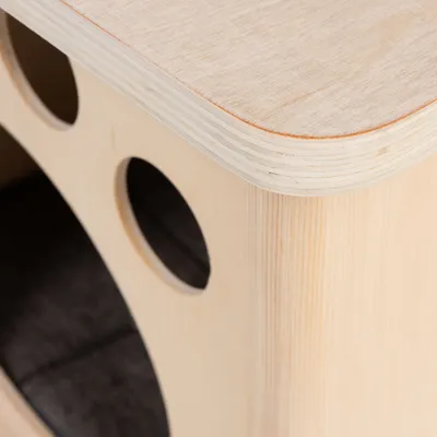 Holzstruktur mit abgerundeten Kanten und kreisförmigen Ausschnitten, geeignet für Möbel oder Zubehör.