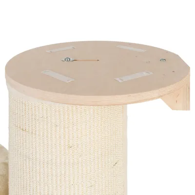 Plataforma redonda de madera con tornillos visibles, montada sobre poste cilíndrico cubierto de sisal beige. Detalles de fijación y textura claramente visibles.