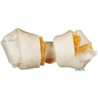 Kość do żucia w kształcie supełka, wykonana z białej skóry z widocznym paskiem suszonego mięsa pośrodku. Widoczne detale materiału i struktury produktu.