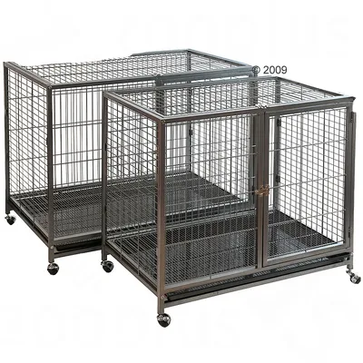 Два метални клетки с врати и колелца, разположени една до друга. Решетъчни стени и под, подходящи за домашни любимци. Видими са заключалки на вратите.