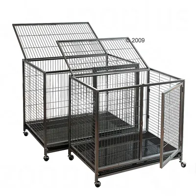 Два метални клетки за домашни любимци на колела, с отварящи се горни капаци и врати отпред. Видими решетки и черна основа.