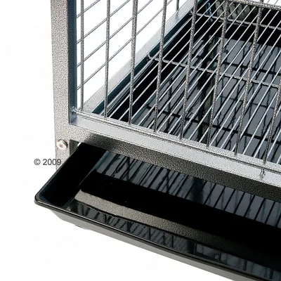 Метална клетка с подвижна пластмасова тава за почистване, видима решетка и ъглови детайли.