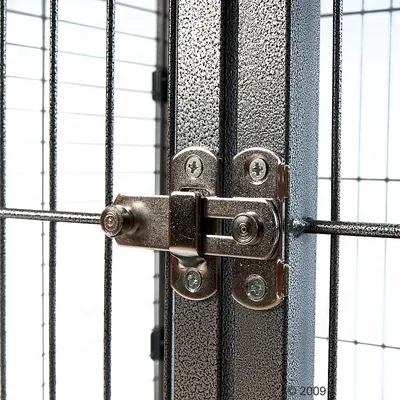 Метална ключалка на врата от телена клетка, показваща детайлно заключващия механизъм и винтовете за закрепване.