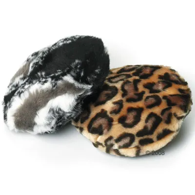 Két plüss, kör alakú macskajáték: egyik fekete-fehér mintás, másik leopárdmintás. Anyaguk szövet, felületük puha, bolyhos.
