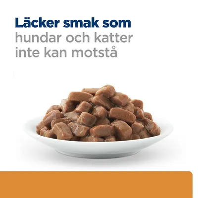Text: Läcker smak som hundar och katter inte kan motstå. Skål med bruna bitar våtfoder i sås.