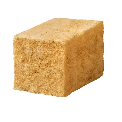 Een beige kubus van geperst materiaal, mogelijk een snack of voederblok voor dieren.