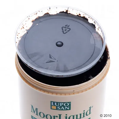 Кутия с видима марка LUPO SAN и надпис MoorLiquid, отворена с прозрачен пластмасов капак и черно съдържание вътре. Видим рециклиращ символ на капака.