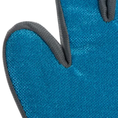 Nahaufnahme eines blauen Handschuhs mit grauem Rand und strukturierter Oberfläche, geeignet für Fellpflege.
