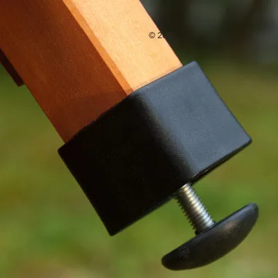 Närbild av en träregel med svart plastkåpa och justerbar skruv för stabilisering.