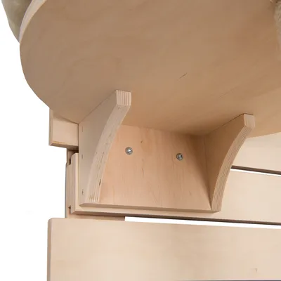 Detailní pohled na dřevěný držák se šrouby, vhodný pro montáž nábytku nebo příslušenství.