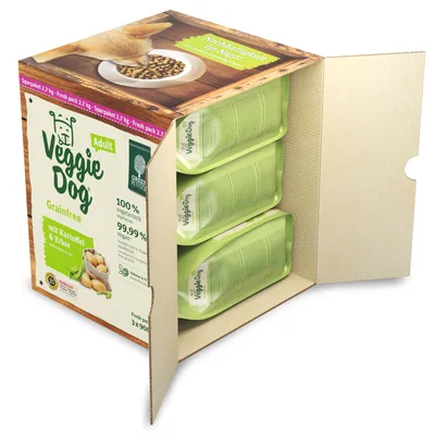 Veggie Dog Adult Grainfree, 3 x 900 g annospakkaus. 100 % vegetarinen, 99,99 % vegaaninen. Maku: peruna & herne. Näkyvissä kolme vihreää annosrasiaa pahvilaatikossa.