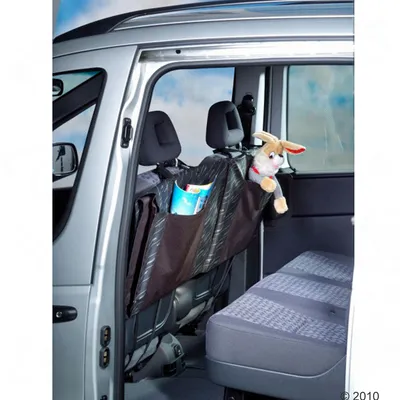 Schwarze Autoschondecke mit Taschen, befestigt an den Vordersitzen. Enthält ein Stofftier und eine Zeitschrift.