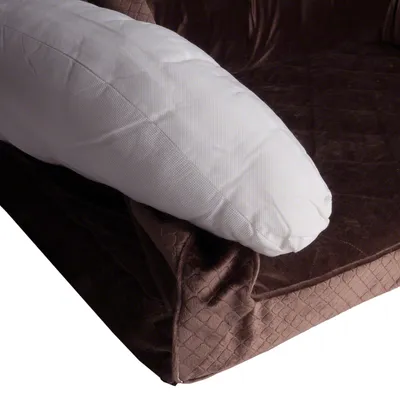 Pat pentru animale de companie cu husă maro și pernă albă detașabilă, material textil vizibil.