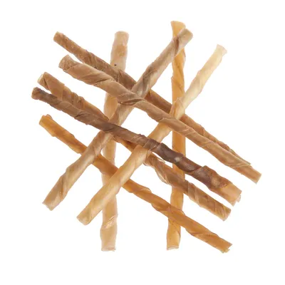 Meerdere gedraaide kauwsnacks in verschillende bruintinten, zichtbaar zonder verpakking.