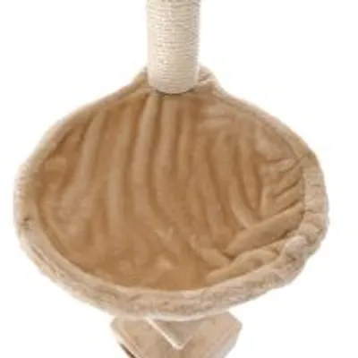 Rund kattehængekøje i beige plys med kant, monteret på et sisalbeklædt kradsetræ. Materialer: plys og sisal.