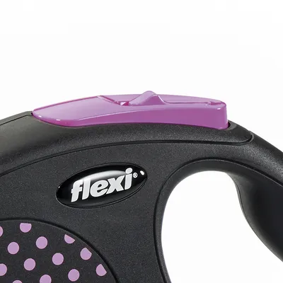 Manico di guinzaglio avvolgibile Flexi con pulsante viola e dettagli a pois rosa. Marchio flexi visibile sul lato.