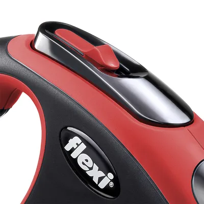 Primo piano del manico e pulsante di blocco di un guinzaglio avvolgibile Flexi, colori nero e rosso, con marchio flexi visibile sul lato.
