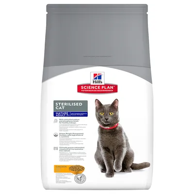 Hill's Science Plan Sterilised Cat Mature Adult 7+ Chicken, bild på grå katt och foderbitar. Text: viktkontroll, antioxidant, natrium för njurar. Synligt varumärke och produktnamn.