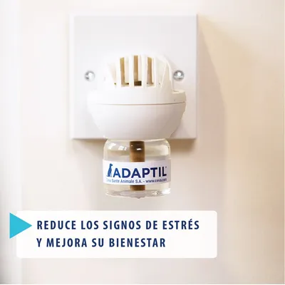 Difusor enchufable ADAPTIL con texto: 'Reduce los signos de estrés y mejora su bienestar'. Marca visible: Ceva Sante Animale S.A. www.ceva.com.