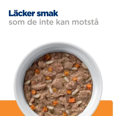 Text: Läcker smak som de inte kan motstå. Bild på en vit skål med våtfoder innehållande köttbitar, morotsbitar och ris.