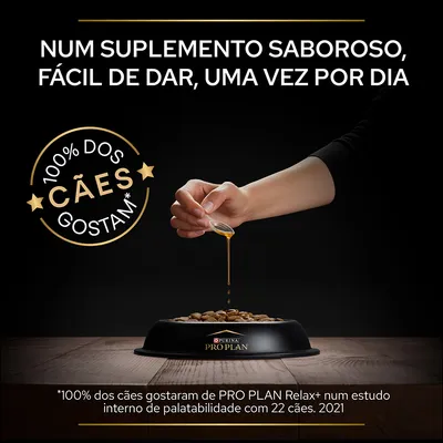 Texto: 'Num suplemento saboroso, fácil de dar, uma vez por dia'. Selo: '100% dos cães gostam*'. Tigela Purina Pro Plan com suplemento a ser vertido. Nota: estudo interno com 22 cães, 2021.