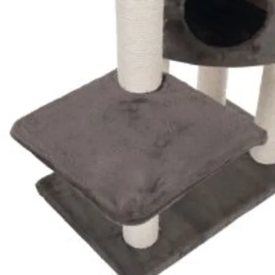 Kradsestativ med to grå polstrede platforme og lyse kradsetræstammer af sisal. Udsnit viser nederste del af stativet.