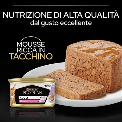 Purina Pro Plan Adult Delicate mousse ricca in tacchino, nutrizione di alta qualità dal gusto eccellente. Immagine della confezione e della mousse su piatto.