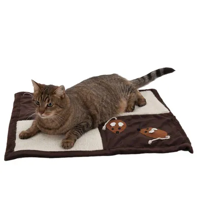 Braune Spielmatte mit Kratzfläche und zwei angenähten Stoffmäusen, darauf liegt eine getigerte Katze.