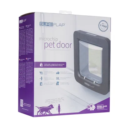 Boîte de chatière électronique SureFlap microchip pet door, compatible avec 32 micropuces, garantie 3 ans, fonctionne sur portes, vitres ou murs. Texte en anglais visible.