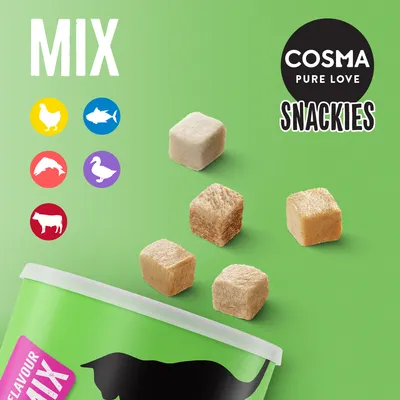 Cosma Pure Love Snackies MIX. Cubos de snack liofilizado e ícones de frango, peixe, vaca, pato e porco visíveis na embalagem verde.