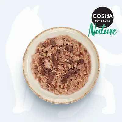 Cosma Nature. Schüssel mit zerkleinertem Fleisch, natürliche Zutaten sichtbar.