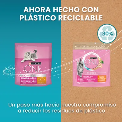 Ahora hecho con plástico reciclable. Purina ONE Bifensis Junior 1–12, envase con 30 % de plástico reciclado. Un paso más hacia nuestro compromiso a reducir los residuos de plástico.