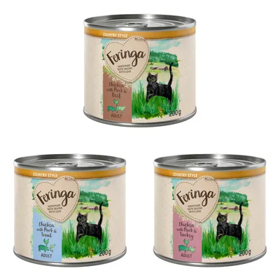 Trois boîtes Feringa Country Style 200g pour chat adulte : Chicken with Pork & Beef, Chicken with Pork & Trout, Chicken with Pork & Turkey. Illustration de chat noir sur l’étiquette.